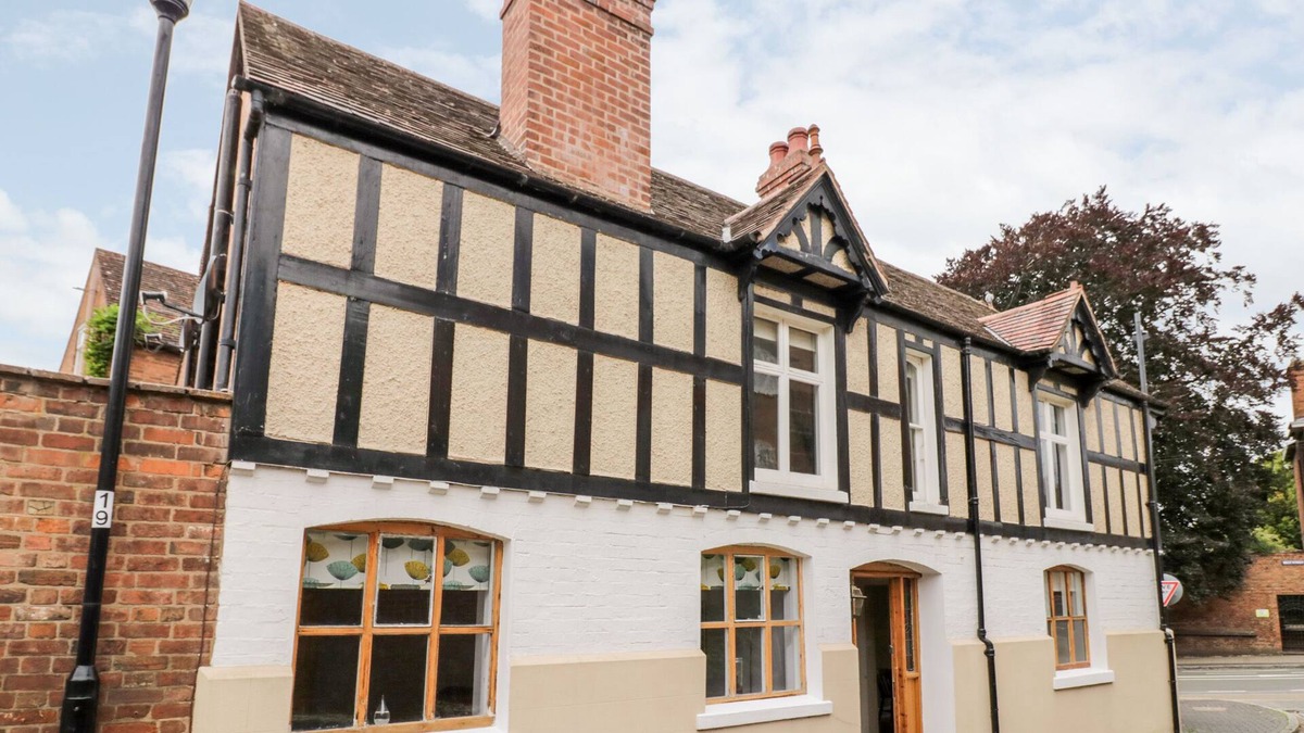 Warwick Town Centre Cottage | THE GABLES, family friendly, character holiday cottage in Warwick