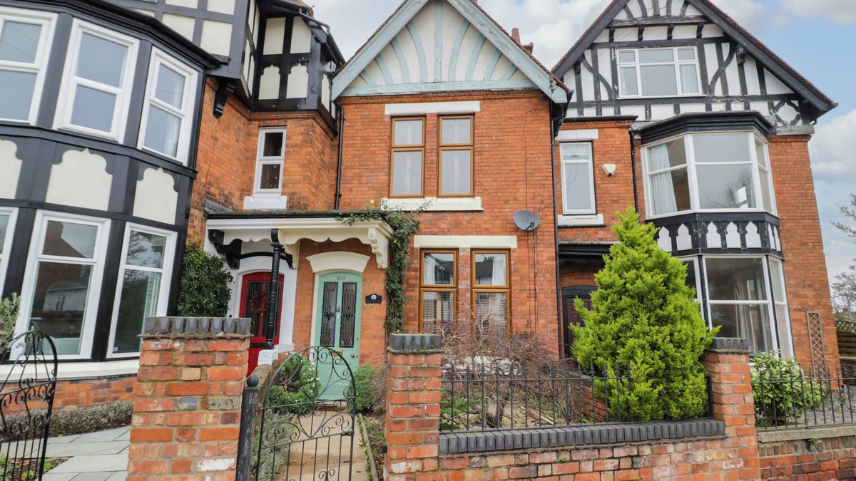 Rugby Cottage | THE GABLES, pet friendly, character holiday cottage in Rugby