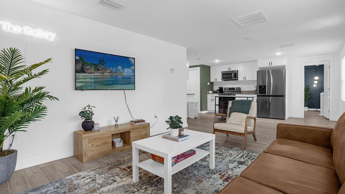 Tavares House | The Gallery - Romantic Art Themed Mount Dora Home 5 Min from Downtown!