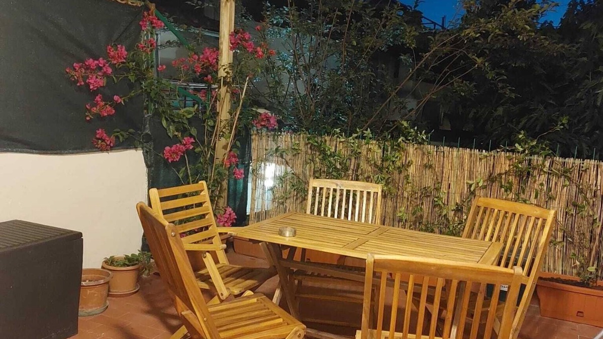 Prato Apartment | The Garden Apartment with Wi-Fi and air conditioning