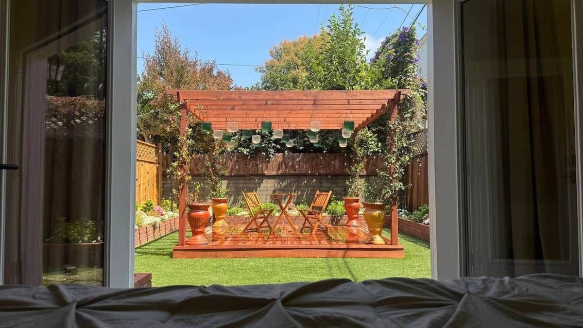 Clarkdale House | The Garden Escape – Charming Home with Parking & Garden
