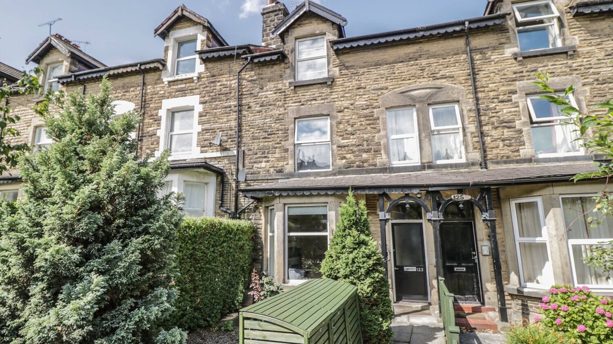 Harrogate Cottage | THE GARDEN FLAT, family friendly, with a garden in Harrogate