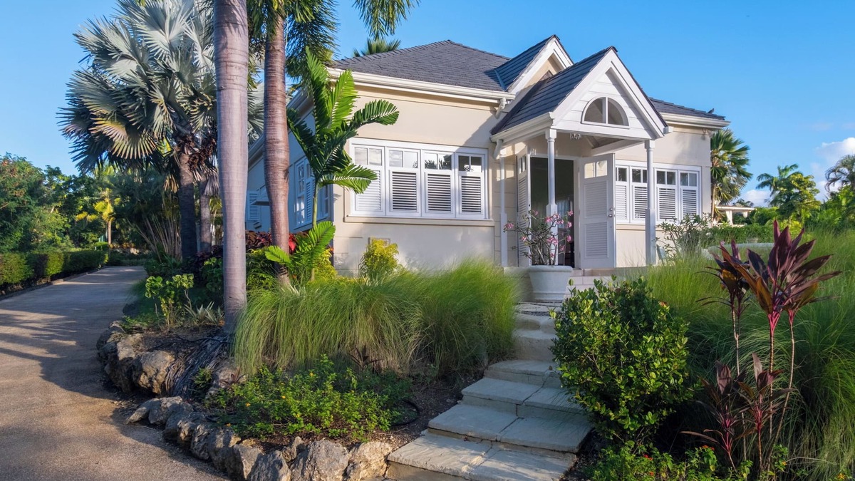 Mount Standfast Cottage | The Garden Loft with pool and club house access