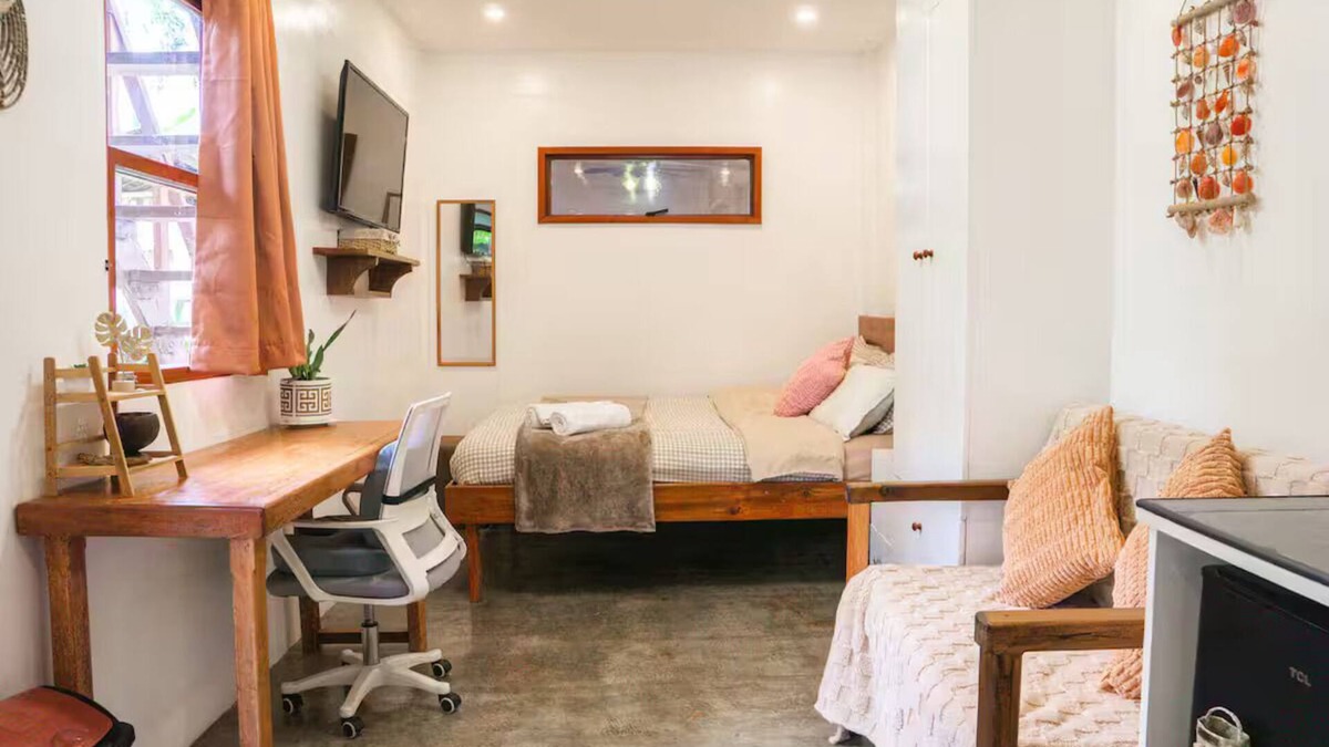 Catangnan Apartment | The Garden Room - Comfy apartment with workspace