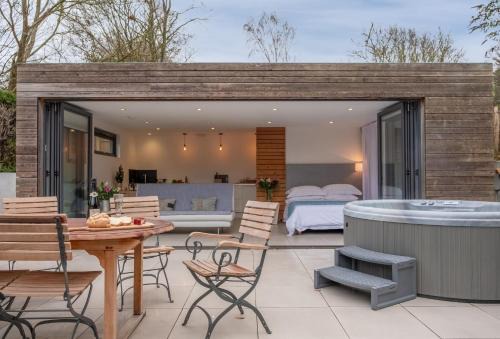 Plumpton Green House | The Garden Room