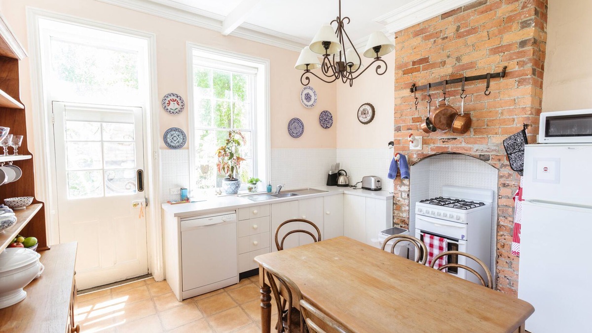 Kyneton Cottage | The Garden Tap House on Historic Piper Street Kyneton