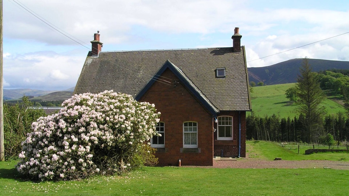 Biggar Cottage | The Gardener's House, Charming Red Brick Cottage with Stunning Views of Tinto – Family and Pet Frien