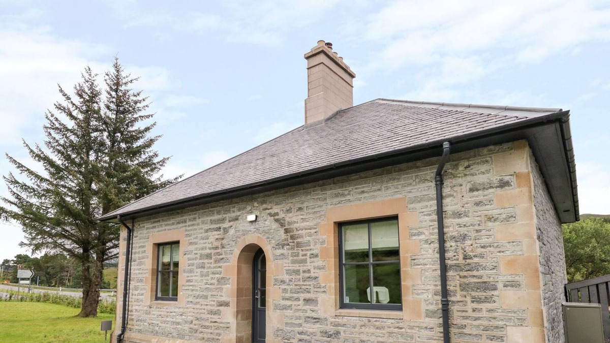 Garve Cottage | THE GATE HOUSE, character holiday cottage, with open fire in Ullapool