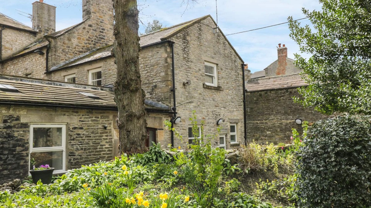 Middleham Cottage | THE GATEHOUSE, luxury holiday cottage, with open fire in Middleham
