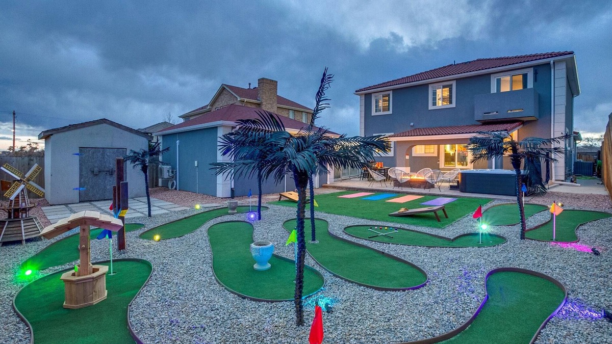 Berkley House | The Gatsby: Putt Putt - Hot Tub - Fire Pit - Movie Theater - 18 Guests