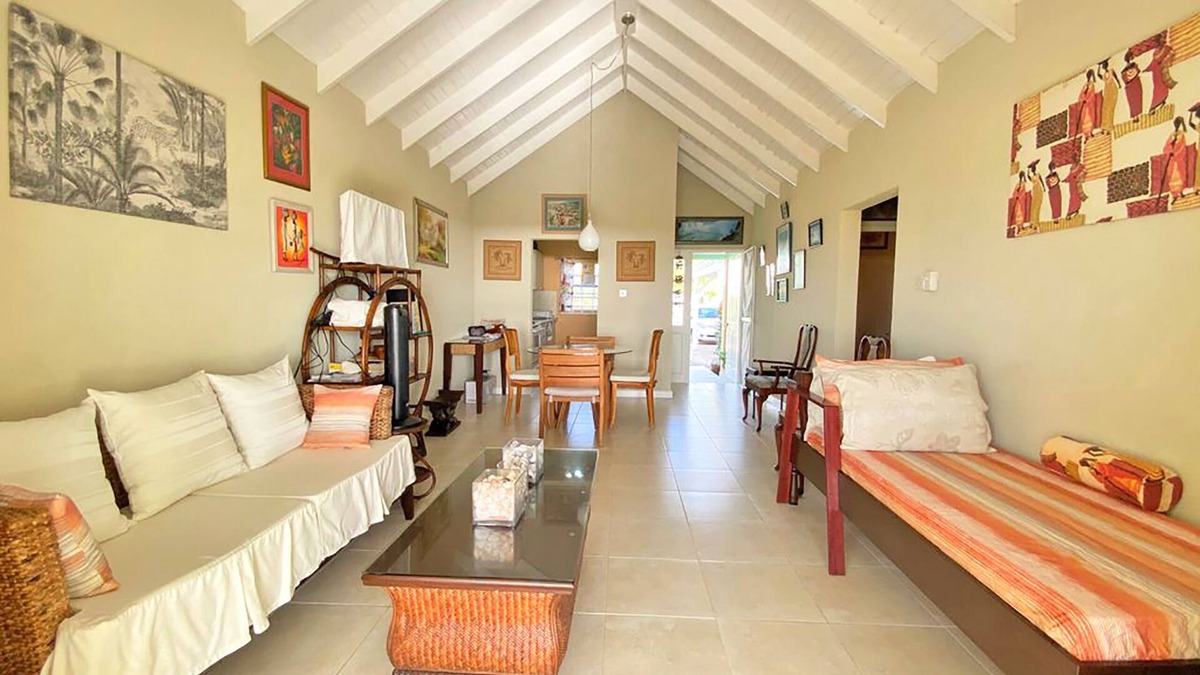 Apple Hall House | The Gem is located a few minutes walk to the gorgeous Bottom Bay Beach