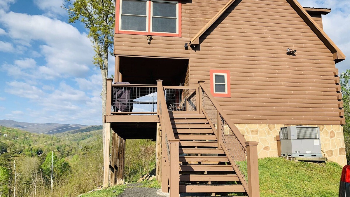 Gatlinburg - Pigeon Forge Cabin | The Getaway at Cavies Cove. Charming cabin with BEAUTIFUL MOUNTAIN VIEW !