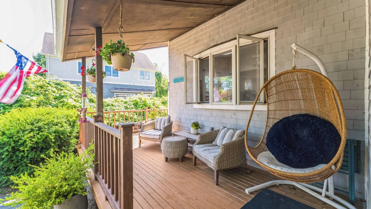Briggs Farm House | The Getaway- beach, nature, Hottub, fire- relax!