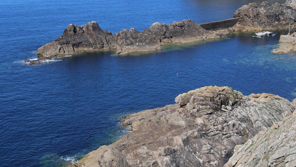 Ploneour-Lanvern House | The gite of Marie: Between Lake and beaches of white sand in South Finistère.