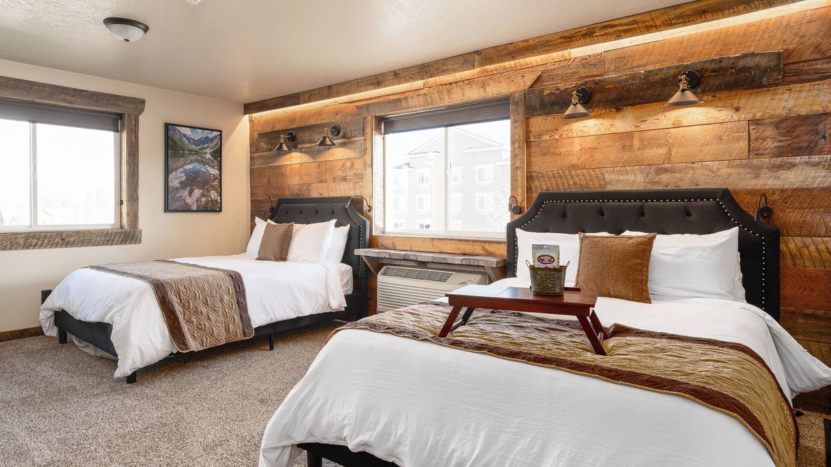 West Yellowstone Hotel | The Glacier Queen Suite