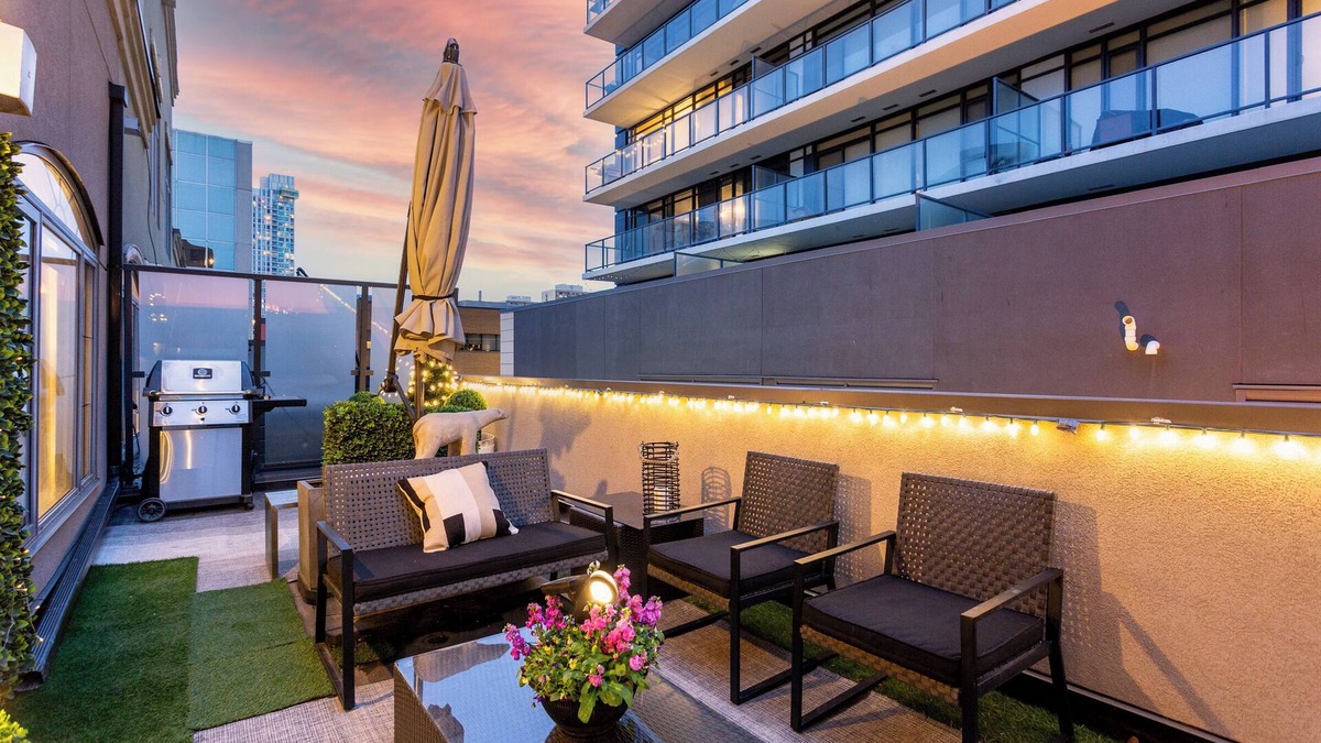 Beltline Apartment | THE GLASSHOUSE 21’ Loft, 2-Patios, King, AC, Firetable, Parking, Stampede + BBQ