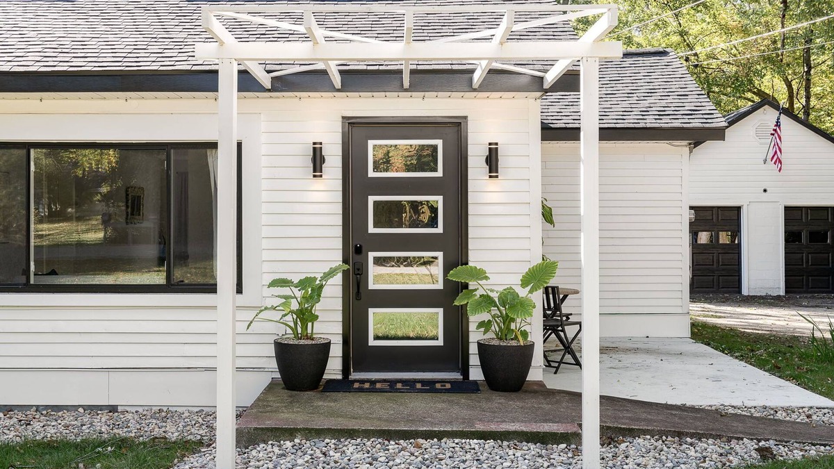 Glenn House | The Glenn; Mid-century home with hot tub, fire pit, bicycles & more