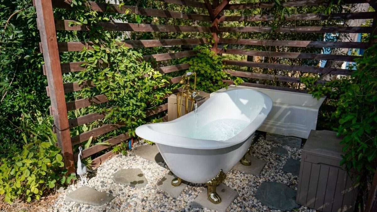 Grass Valley Apartment | The Gold heart of Grass Valley w outdoor bathtub