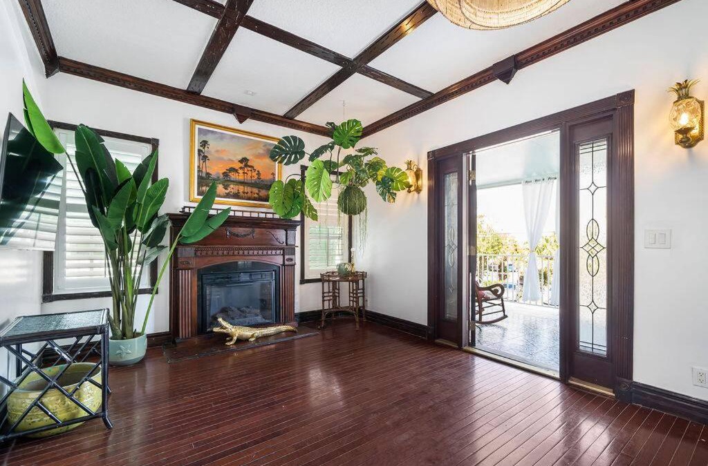 West Palm Beach Apartment | The Golden Alligator 1 - 3 beds 2 baths in West Palm Beach close to everything