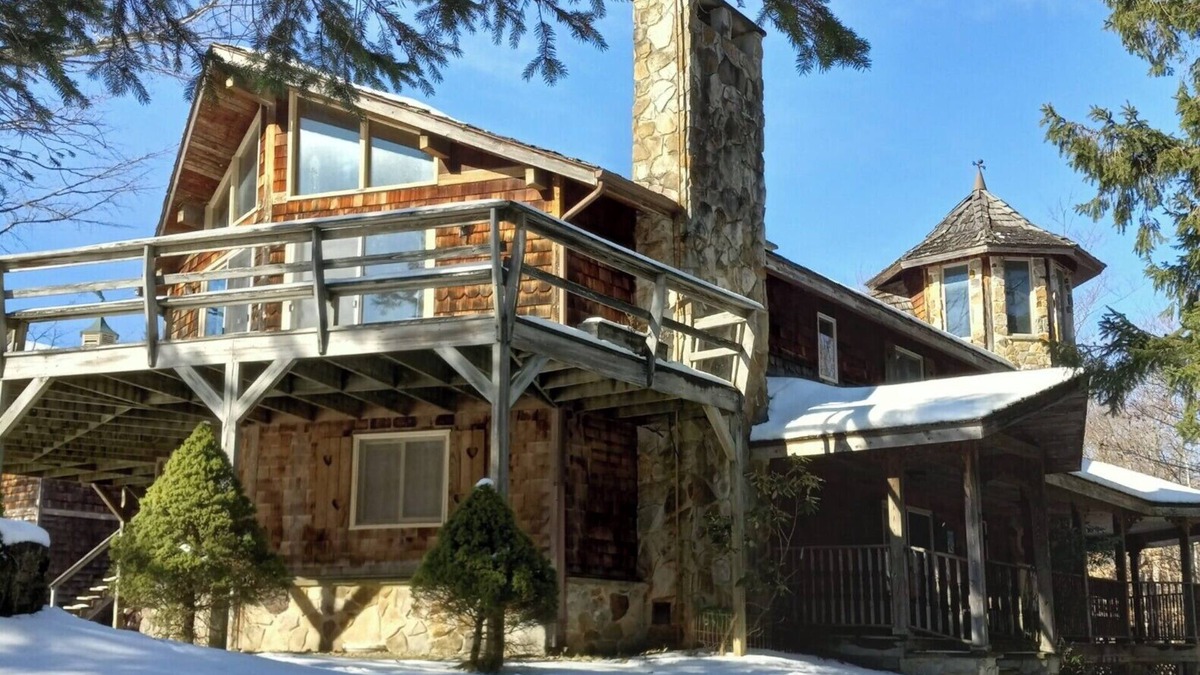 Timberline House | The Golden Eagle Vacation Rental, a 3 minute walk to Timberline Ski Slopes