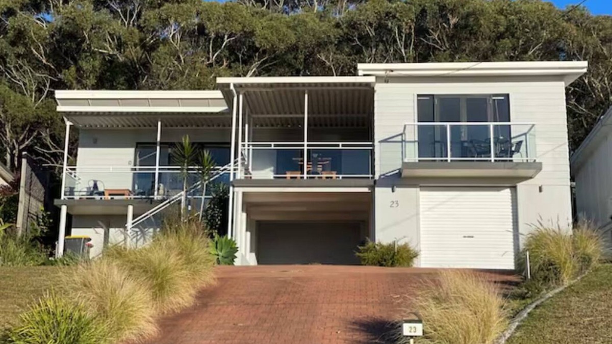 Hyams Beach House | The Golden Retreat @ Hyams Beach - Pet Friendly, Linen & Wifi Provided