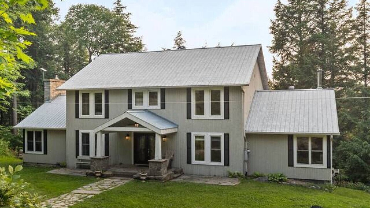 Lake of Bays Cottage | The Goldenwood Lakehouse: Waterfront Forest Escape