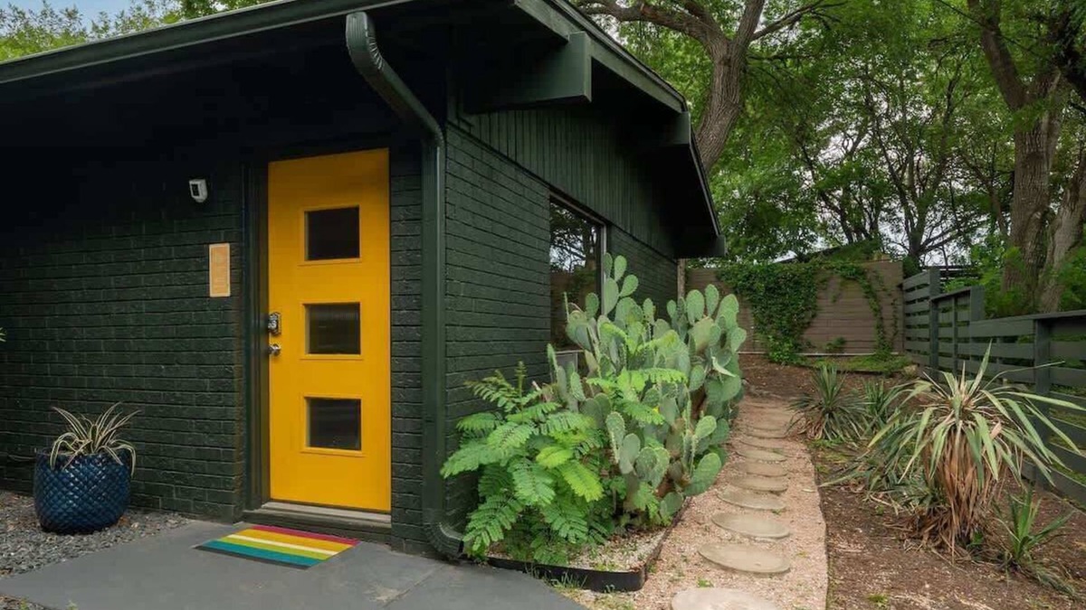 South River City House | The Goldie | Stylish SoCo Pet-Friendly Stay