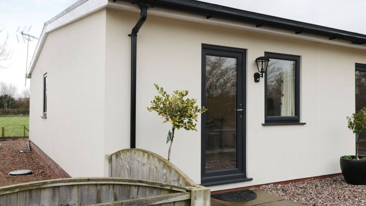 Thornton-Cleveleys Cottage | THE GOOSE SHED, pet friendly, with a garden in Thornton, Lancashire