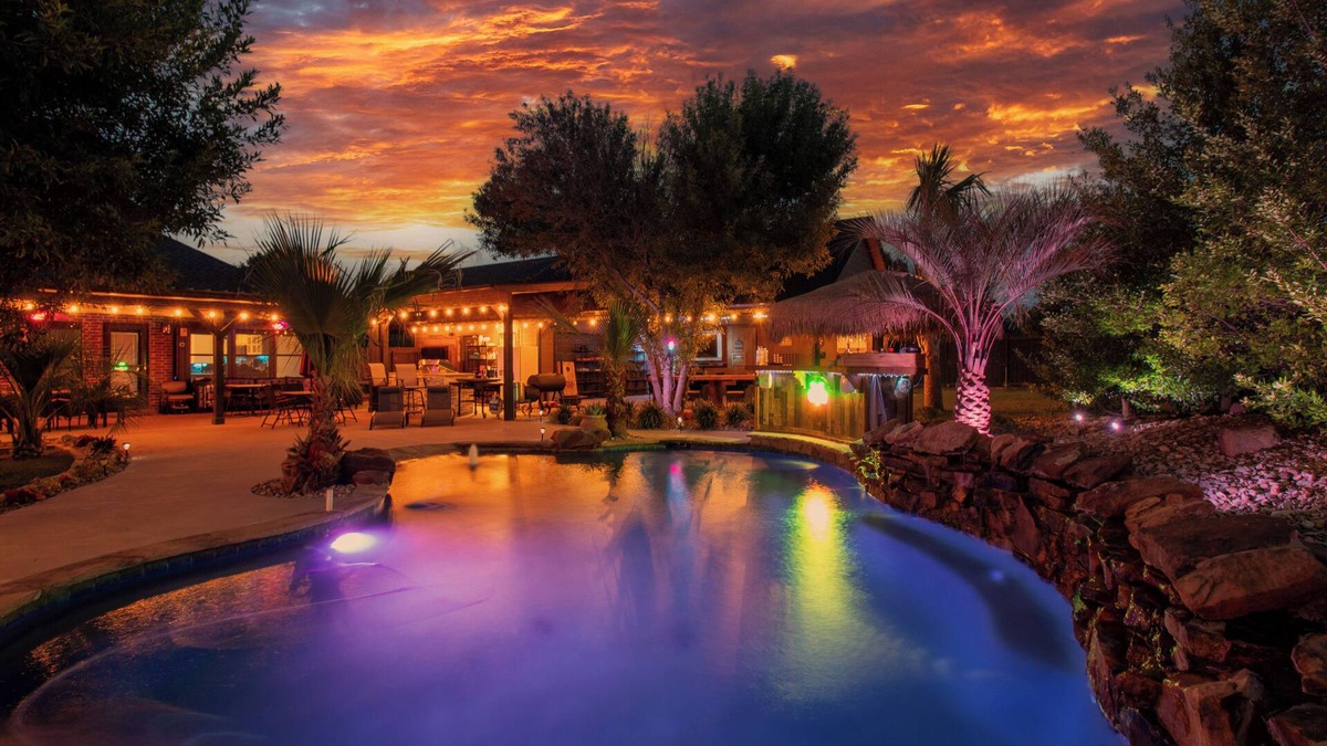 Weatherford House | The Gotti Ranch/Gameroom/Pool/Gym/Theater/Tiki bar/Mariokart/Hot tub/PS4