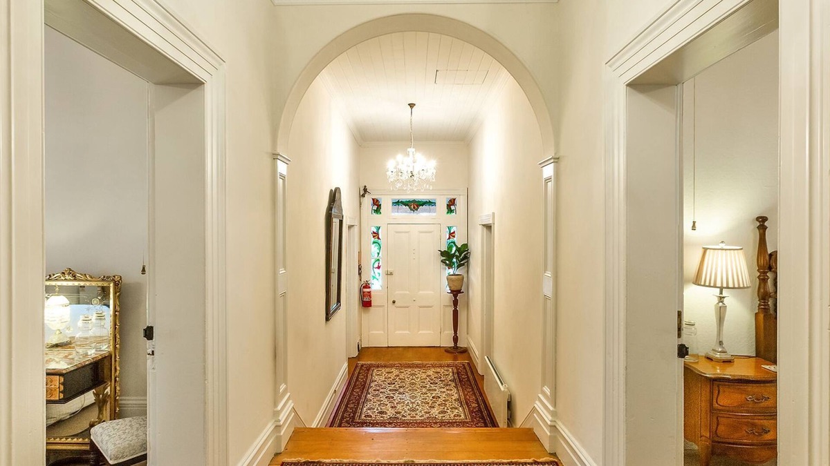 Beechworth House | The Graces, Beechworth - Rose - King Room