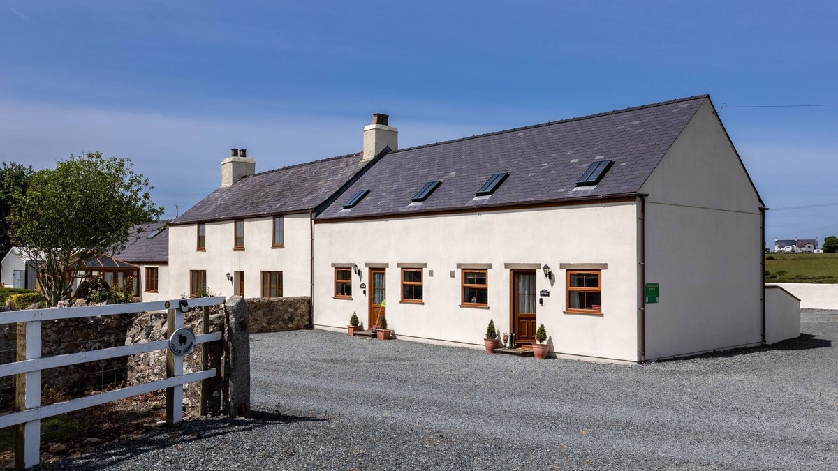 Llanfaelog House | The Granary : Cosy 2-Bed Cottage Between Sea & Mountains | Managed by Anglesey Holiday Lettings