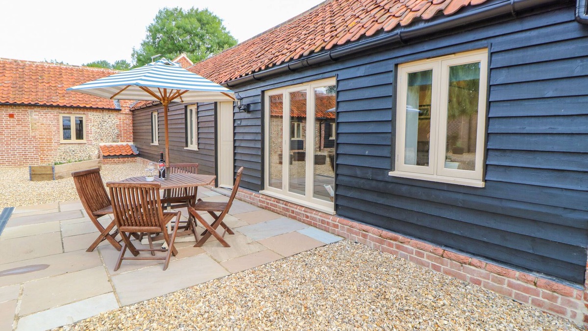 Stanfield Cottage | THE GRANARY, family friendly in Willow Grange Barns, Stanfield