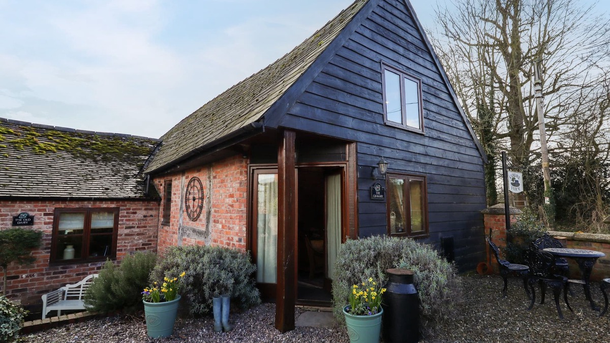 Eaton Mascott Cottage | THE GRANARY, pet friendly, with open fire in Church Stretton