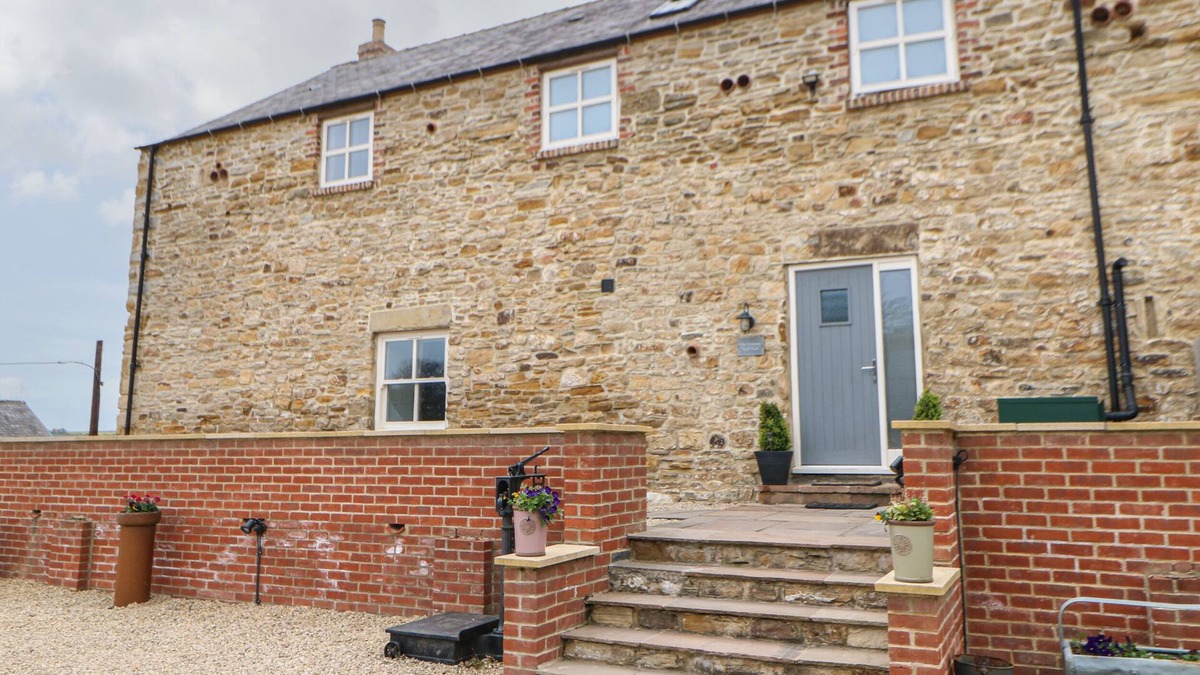 Witton Gilbert Cottage | THE GRANARY, pet friendly, with hot tub in Durham