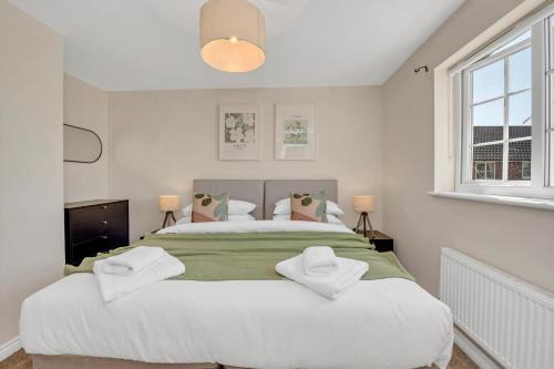 Martlesham Heath House | The Grange Luxe2, 5 Bedroom House,Spacious,contractor,family,Internet,free parking,group,study,relocation,easily accessible in Ipswich,Kesgrave