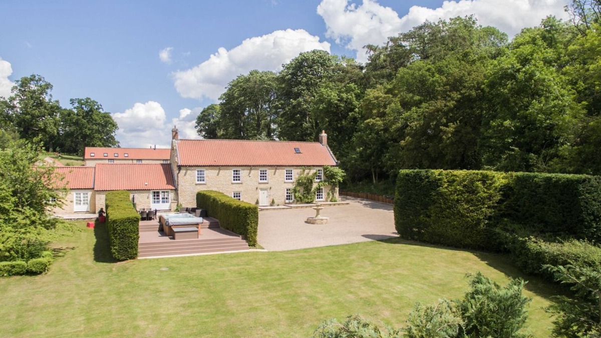 Pickering House | The Grange | sleeps 12 - All Ensuite, Swim Spa, Games Room, Dog Friendly - 5* Gold Award