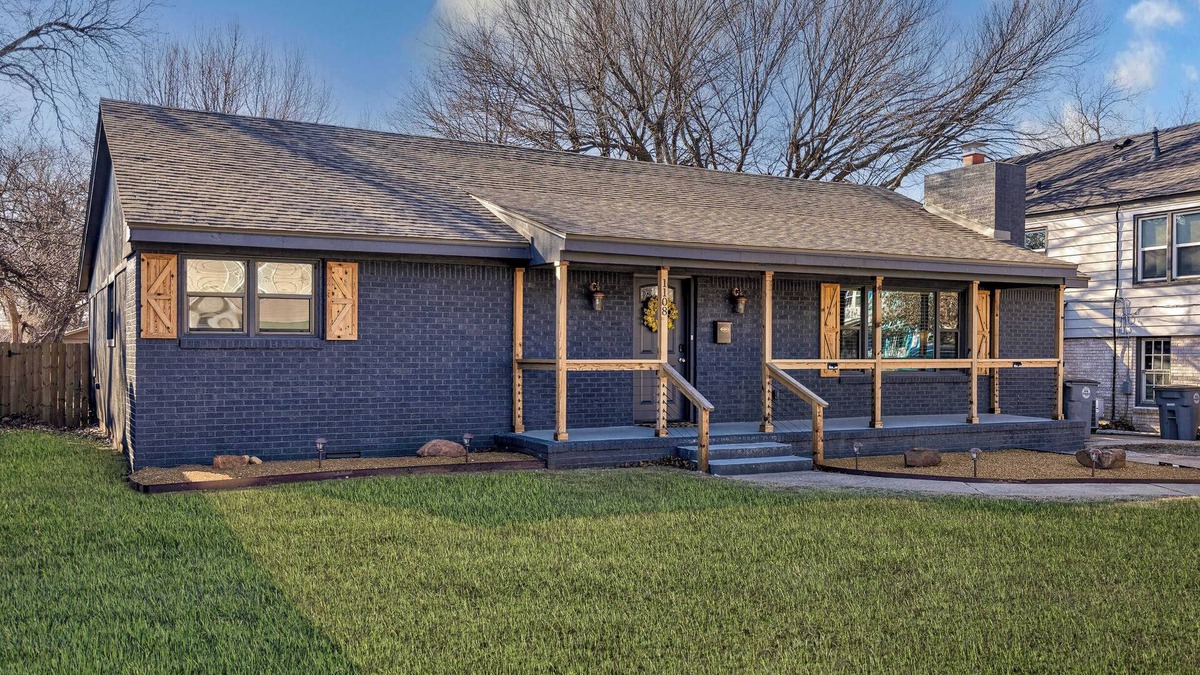 Lawton House | The Great Plains Estate House -3/2-King Bed-Wifi
