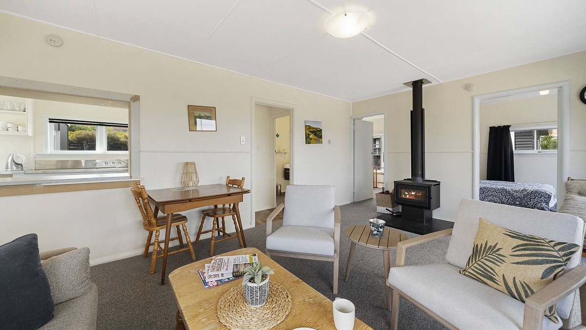 Paraparaumu Cottage | The Green Trout - Paraparaumu Beach Holiday Home