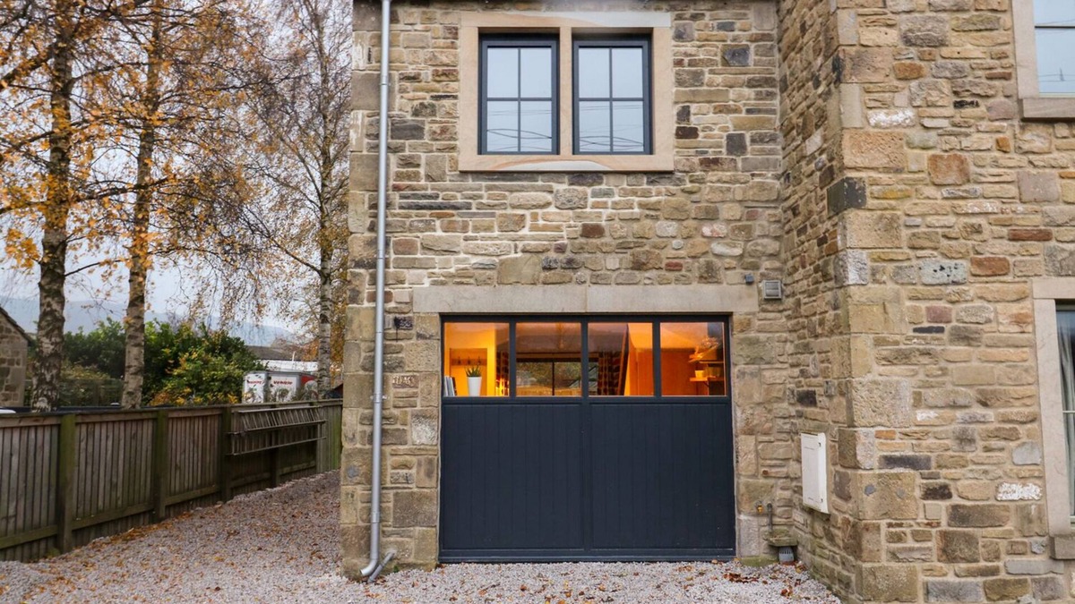 Gargrave Cottage | THE GREENHOUSE, with open fire in Gargrave