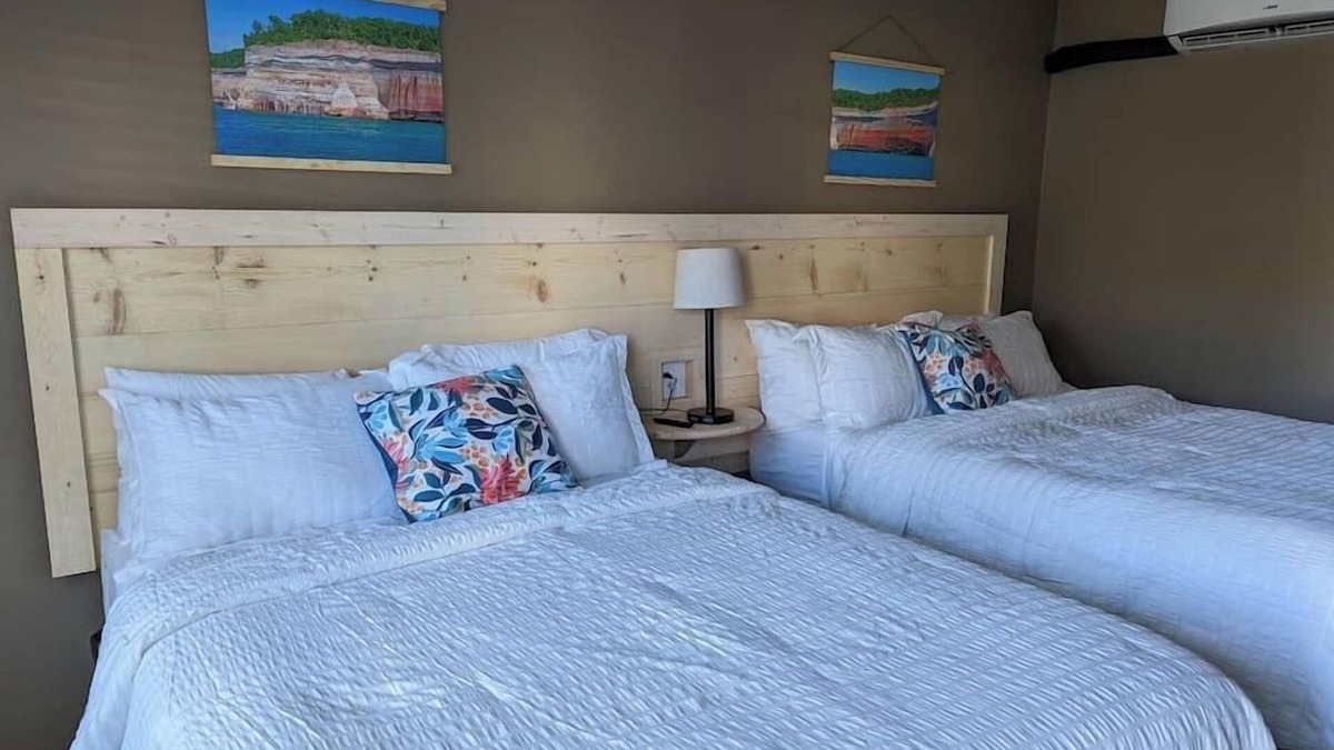 Munising Hotel | The Greenland Motel - Room No.1
