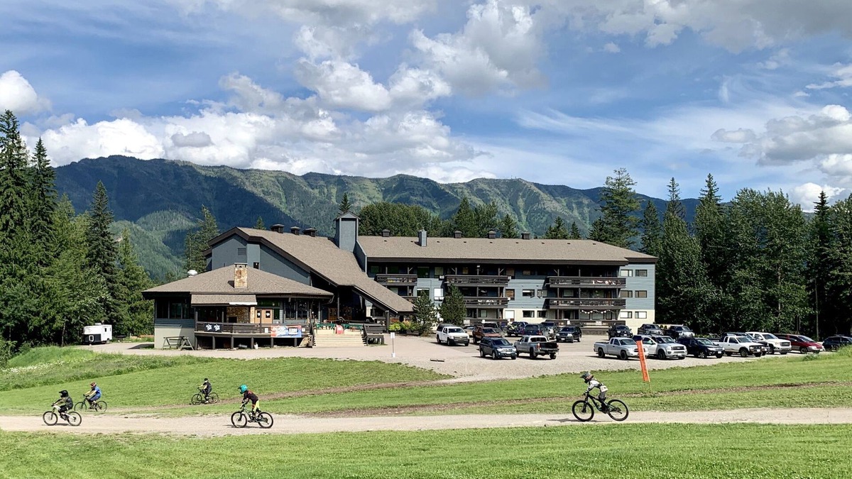 East Kootenay Hotel | The Griz Inn