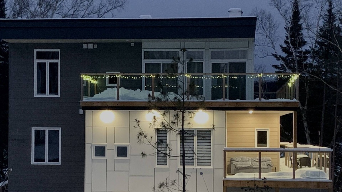 Saint Donat House | The ground floor of a large Residence on the edge of the lake. All the services
