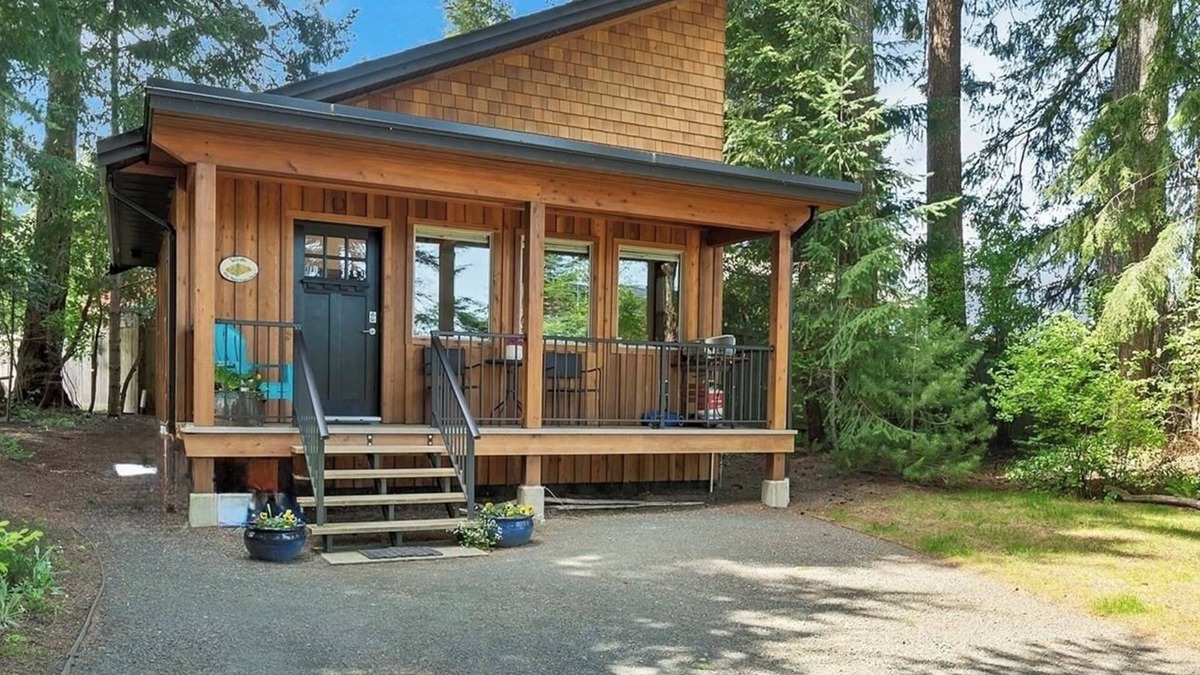 Campbell River House | The Grove Guest House~nNestled in a private and natural treed setting