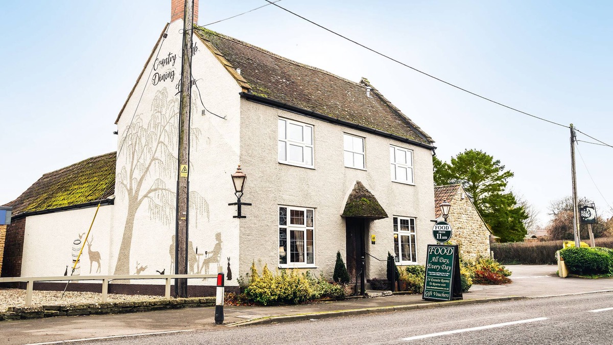 Mudford Hotel | The Half Moon Inn and Country Lodge