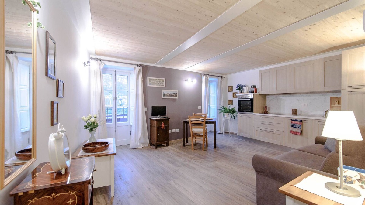 Torno Apartment | The hamlet of Torno - La Piccola