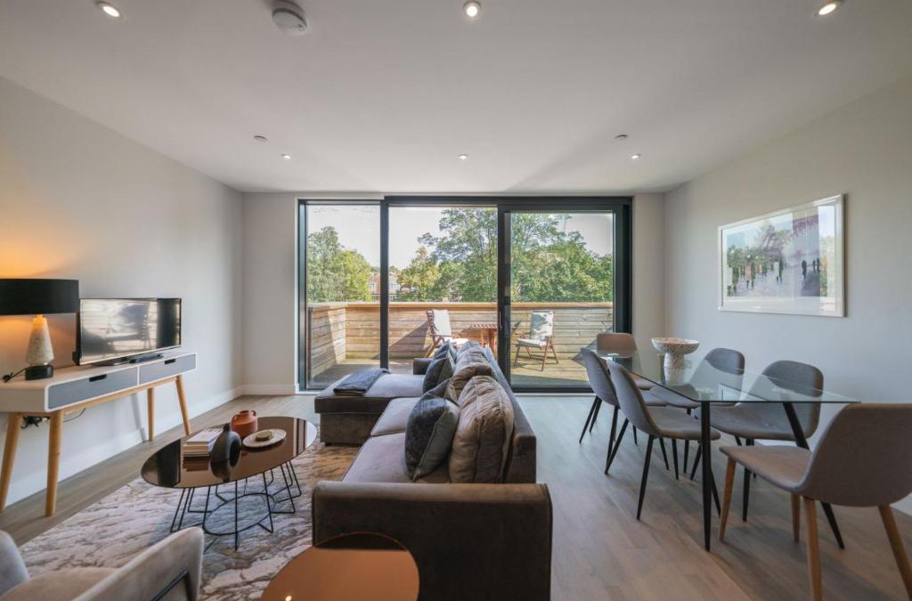 Frognal and Fitzjohns Apartment | The Hampstead Hideout - Glamorous 3BDR Flat with Balcony