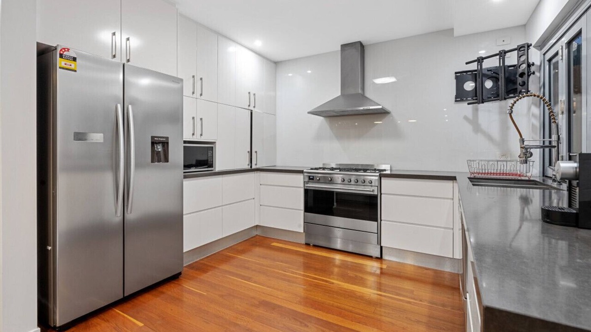 Bulimba House | The Hampton Retreat - 6BR 16 Guest Pet Friendly House