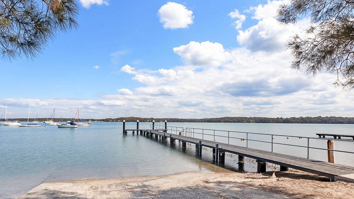 Mannering Park House | The Hamptons Lakehouse - 100m from boat ramp
