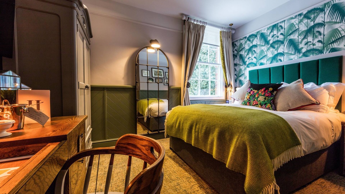 Weybridge Hotel | The Hand & Spear