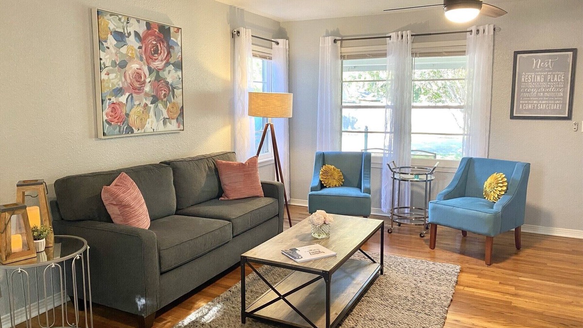 Granbury Cottage | The Hannaford - 2 Bedroom - Pet Friendly -Near the Square in Historic District